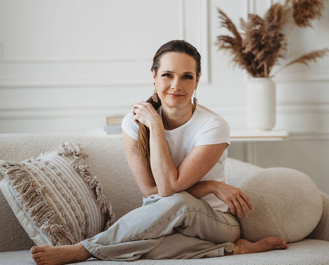 Nadine Blanchette assise sur un divan, fond neutre et ambiance douce – entrepreneure et créatrice de La Fabrique à Puce