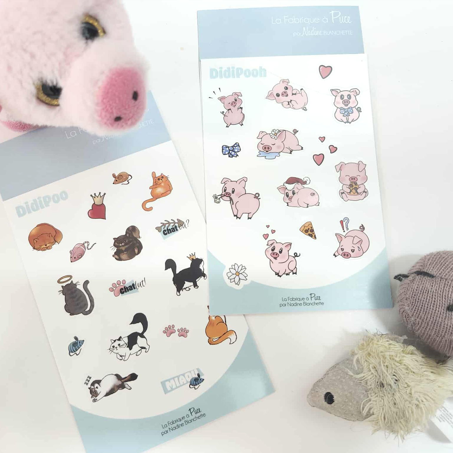 Feuilles d’autocollants DidiPooh 4 x 6 po avec illustrations de chats dodus et cochons mignons, présentées ensemble avec peluches