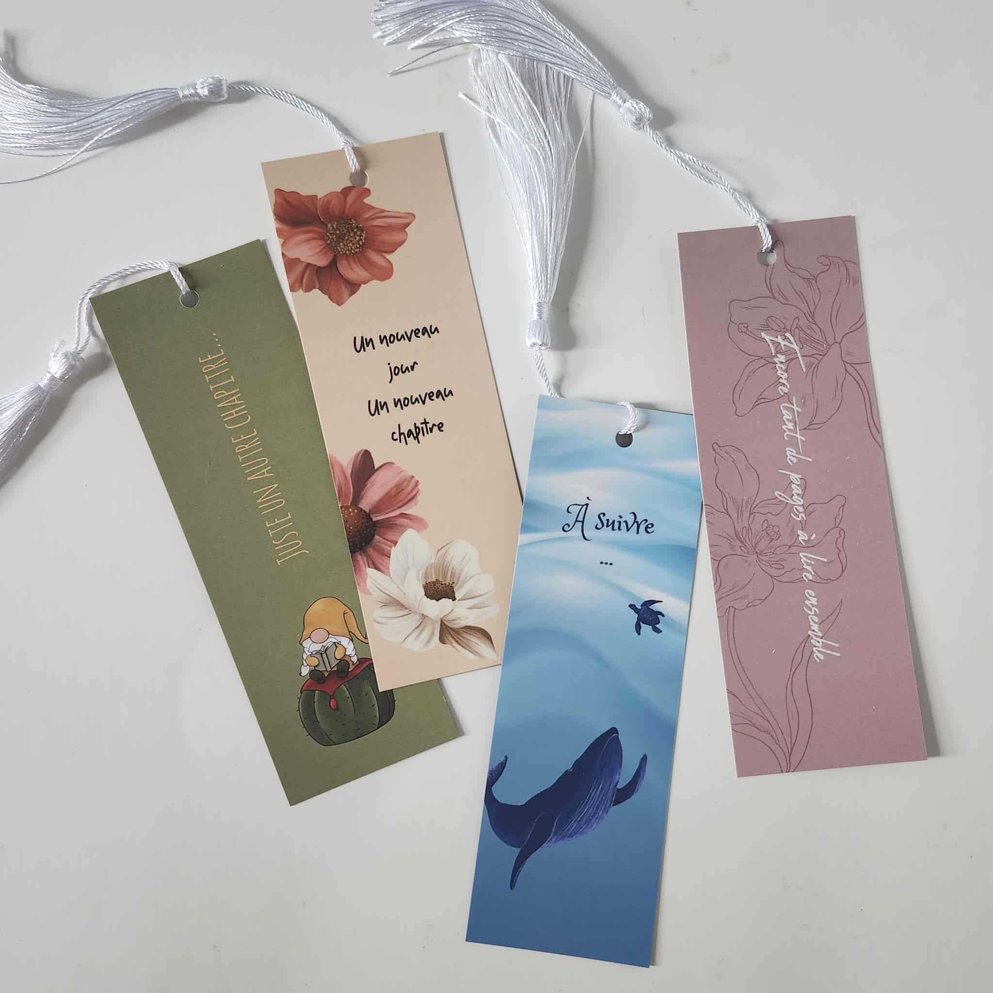 Quatre signets illustrés avec pompons de soie blanche – modèles à choisir illustrés par Nadine Blanchette