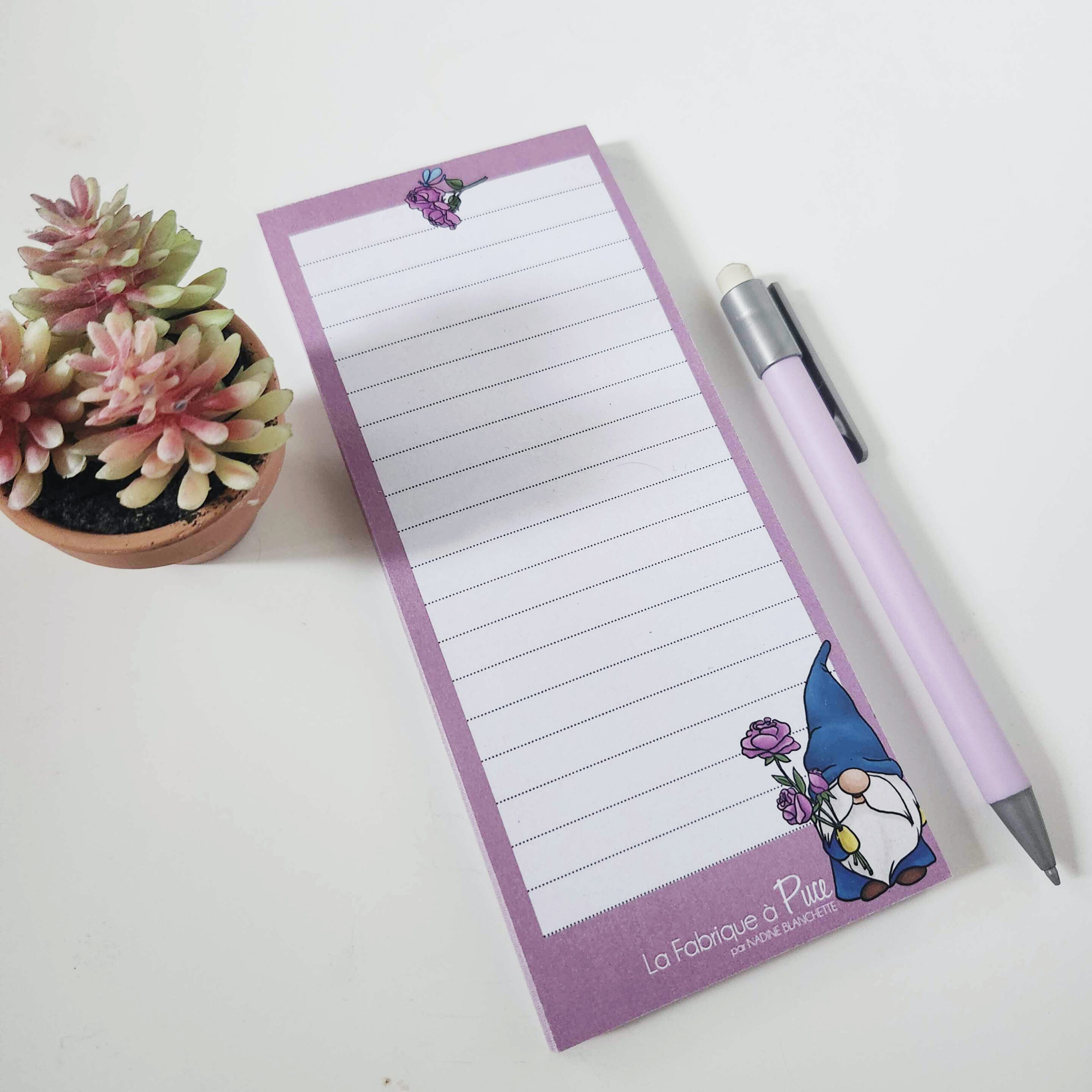 Bloc-notes aide-mémoire – Collection Gnomes avec stylo lilas et plante en pot sur fond blanc