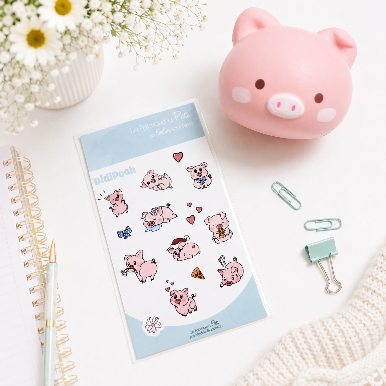 Une feuille d,'autocollants avec des cochons mignons